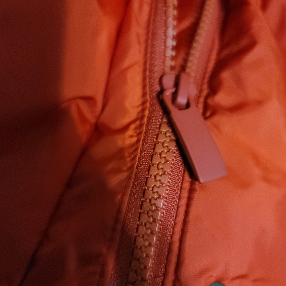 Red Gap Puffer Jacket (Size Small) - Picture 10 of 11